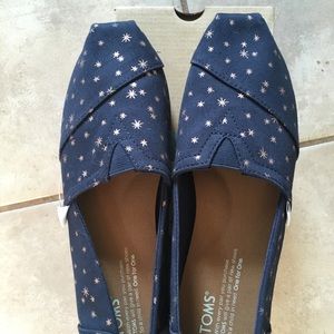 Toms navy burst classics NWT